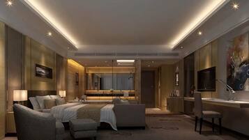 Una habitación de hotel moderna con una cama grande, una zona de estar, televisión y un baño con espejo y lavabo.