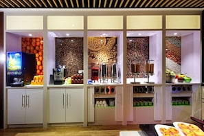 A modern kitchen with built-in appliances, a coffee machine, and a fruit display. - Zhujiang New Town Hampton Hilton (Guangzhou)