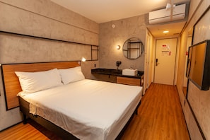 Habitación estándar, 1 cama matrimonial | Minibar, caja de seguridad en la habitación y escritorio
