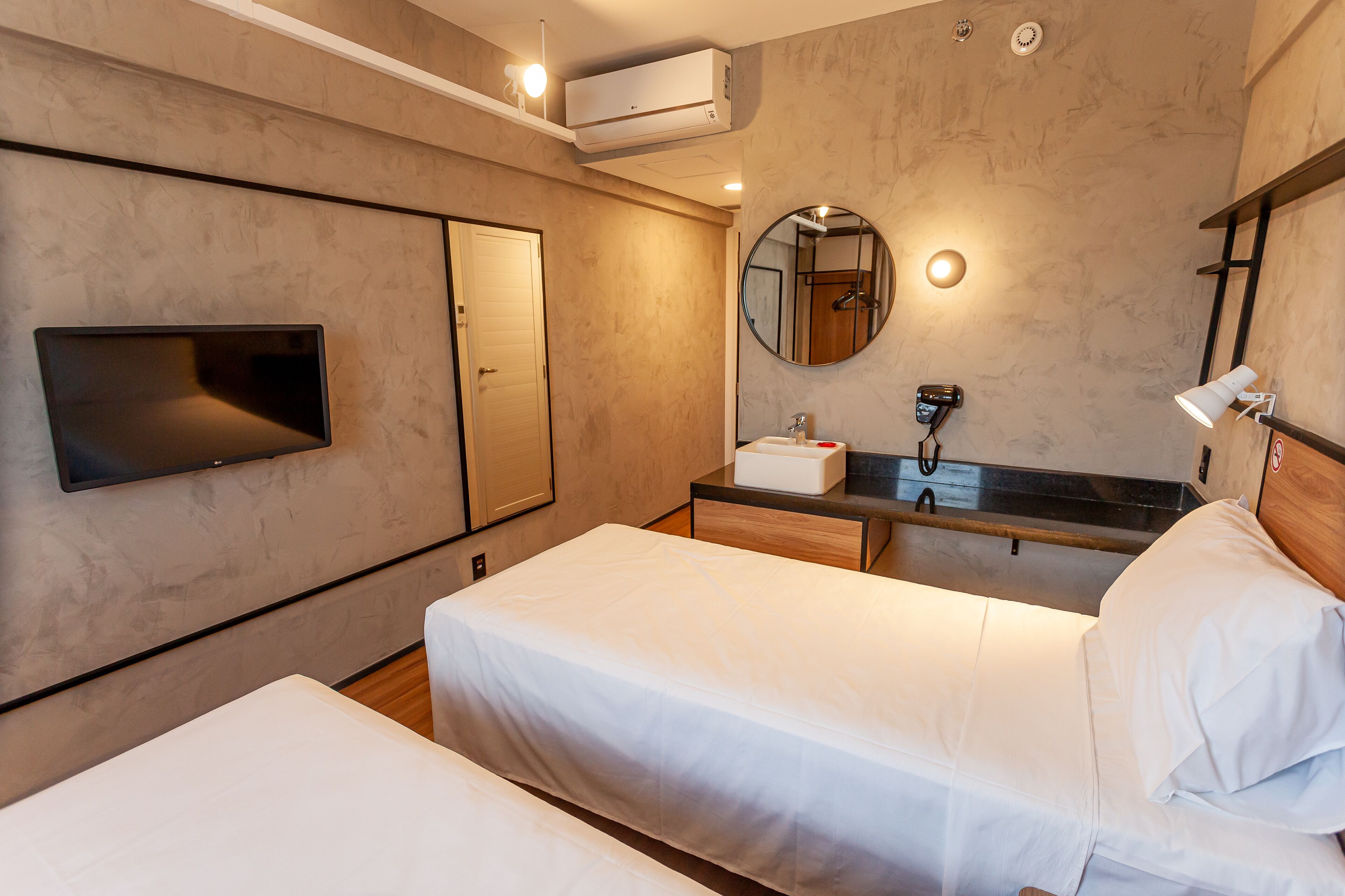 standard room, 2 single beds | minibar, in-room safe, desk, blackout curtains