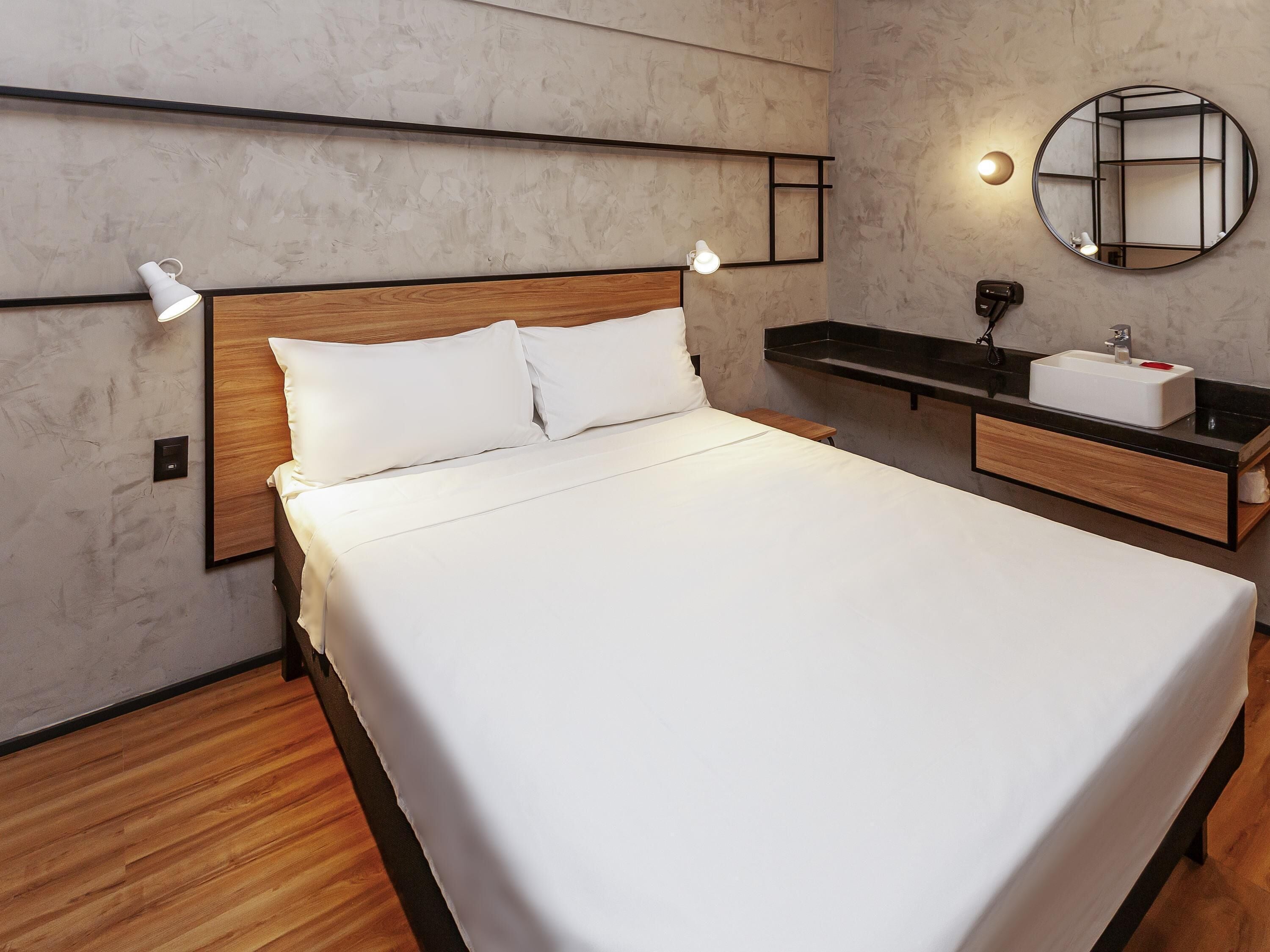 Rom – standard, 1 dobbeltseng | Minibar, safe på rommet, skrivebord og blendingsgardiner