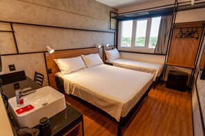 Kamar Standar, Beberapa Tempat Tidur | Minibar, brankas, meja kerja, dan tirai kedap cahaya