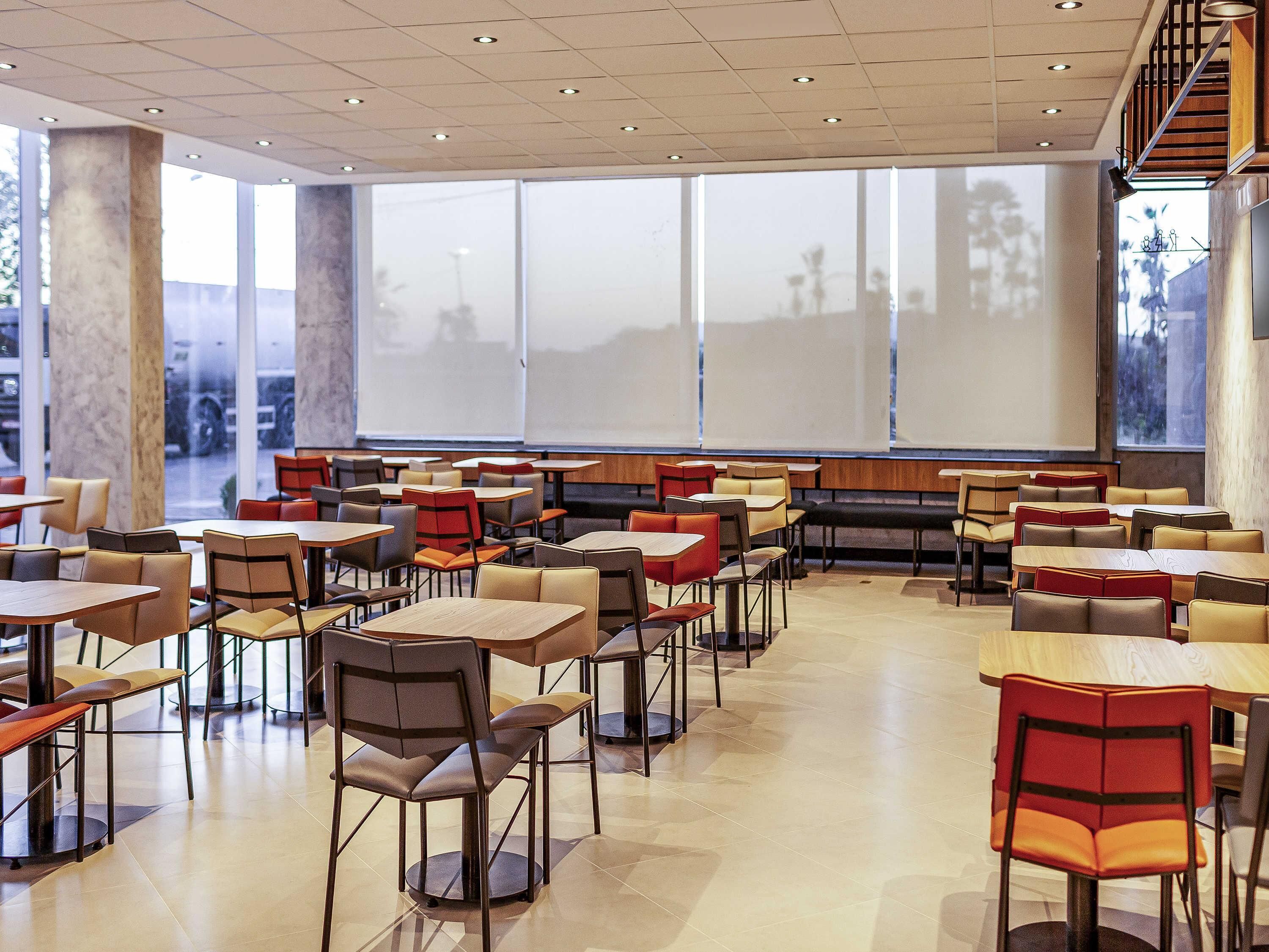 breakfast, lunch, dinner served; international cuisine