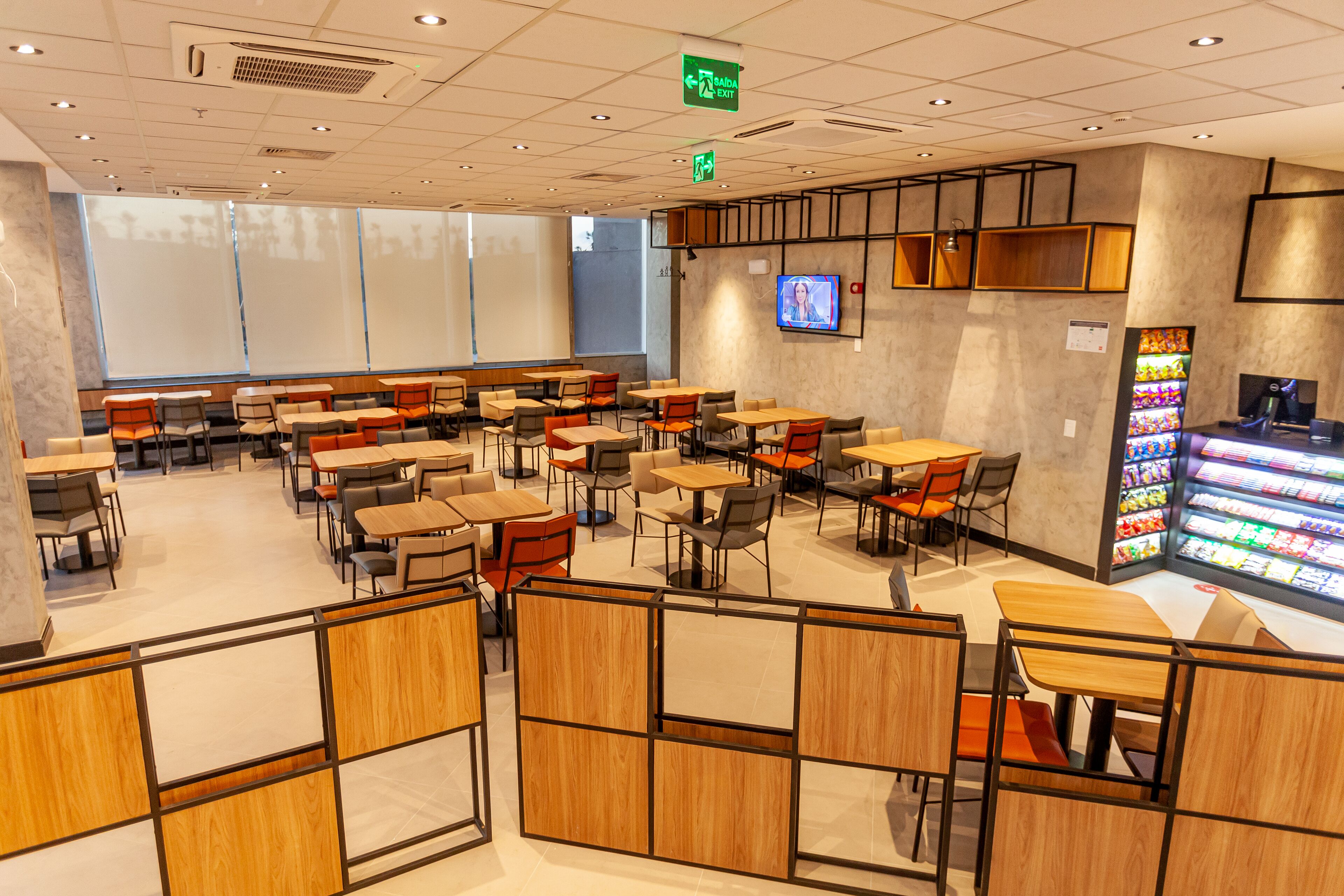 breakfast, lunch, dinner served; international cuisine