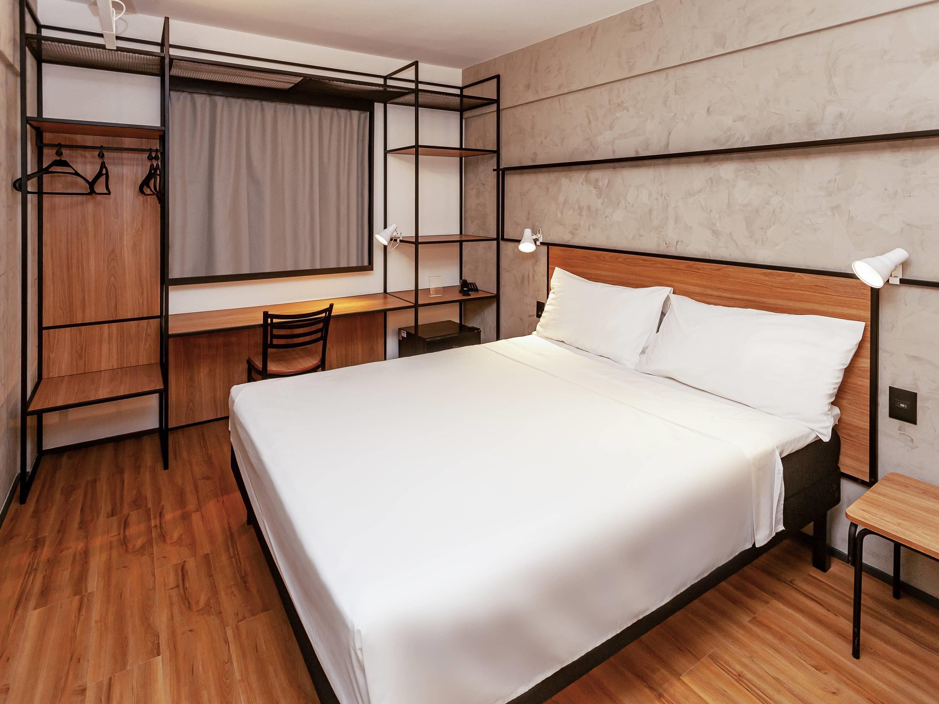 standard room, 1 double bed | minibar, in-room safe, desk, blackout curtains