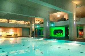 Una piscina techada, una piscina al aire libre