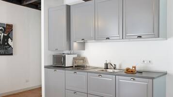Departamento romántico | Cocineta privada | Refrigerador con congelador, microondas y parrilla de estufa