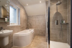 Suite Junior | Salle de bain | Articles de toilette écologiques, séchoir à cheveux, serviettes fournies