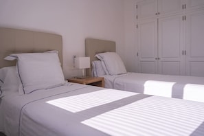 Schreibtisch, Bügeleisen/Bügelbrett, Reisekinderbett, kostenloses WLAN