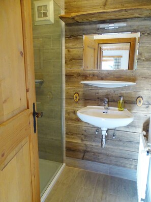 Dusche, Haartrockner, Handtücher