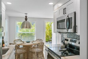 Fridge, microwave, oven, stovetop - Beautiful Villa, Perfect Small Getaway. Close to beach, beach gear provided! (Anna Maria)