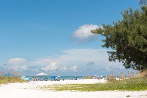 In Strandnähe, Liegestühle, Strandtücher