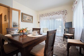 Familienapartment, Mehrere Schlafzimmer, Bergseite (Paradiso Al Mare shared pool) | Speisen