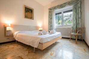 Apartamento familiar, varias habitaciones, junto a la montaña (Paradiso Al Mare shared pool) | 2 dormitorios, wifi, ropa de cama