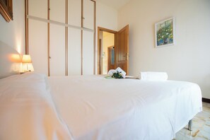 Familienapartment, Mehrere Schlafzimmer, Bergseite (Paradiso Al Mare shared pool) | 2 Schlafzimmer, WLAN, Bettwäsche