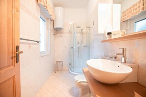 Familienapartment, Mehrere Schlafzimmer, Bergseite (Paradiso Al Mare shared pool) | Badezimmer | Dusche, Haartrockner, Handtücher, Seife