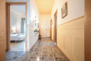 Appartamento familiare, camere multiple, lato montagna (Paradiso Al Mare shared pool) | 2 camere, Wi-Fi (a pagamento), lenzuola