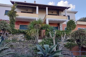 Exterior detail - Paradiso Al Mare Shared Pool (Diano Marina)
