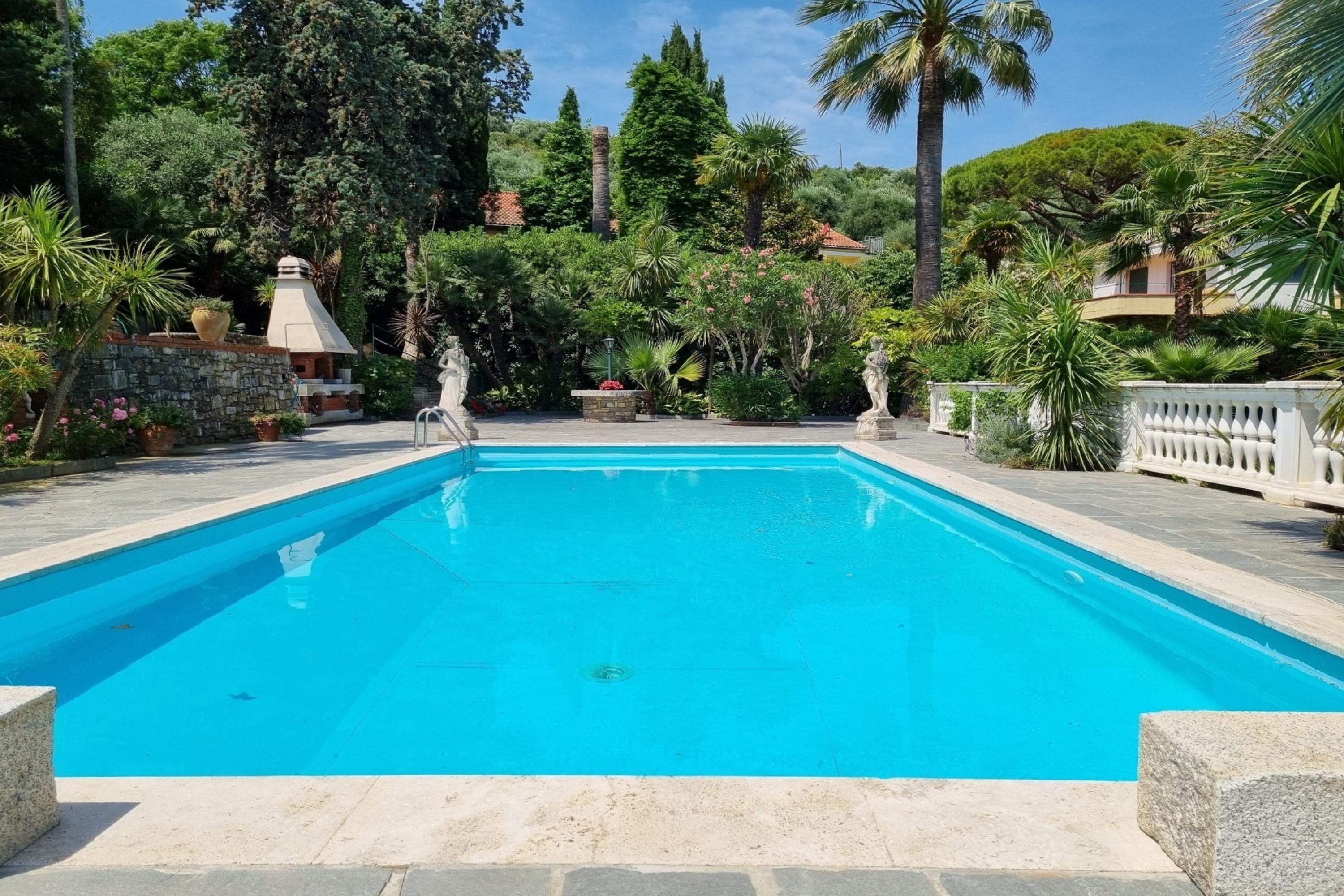 Appartement familial, plusieurs chambres, côté montagne (Paradiso Al Mare shared pool) | Piscine | Piscine extérieure en saison, chaises longues