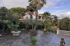 Appartamento familiare, camere multiple, lato montagna (Paradiso Al Mare shared pool) | Parco della struttura