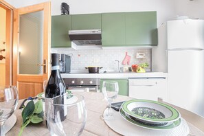 Appartamento familiare, camere multiple, lato montagna (Paradiso Al Mare shared pool) | Cucina privata | Frigorifero, forno, piano cottura, lavastoviglie