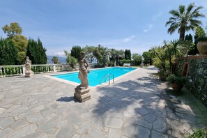 Außenpool (je nach Saison geöffnet), Liegestühle