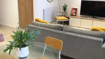 Apartemen | Area keluarga | TV layar datar