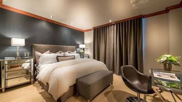 3 bedrooms, desk, iron/ironing board, travel crib