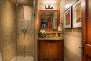 Badewanne, Whirlpool, Haartrockner, Handtücher