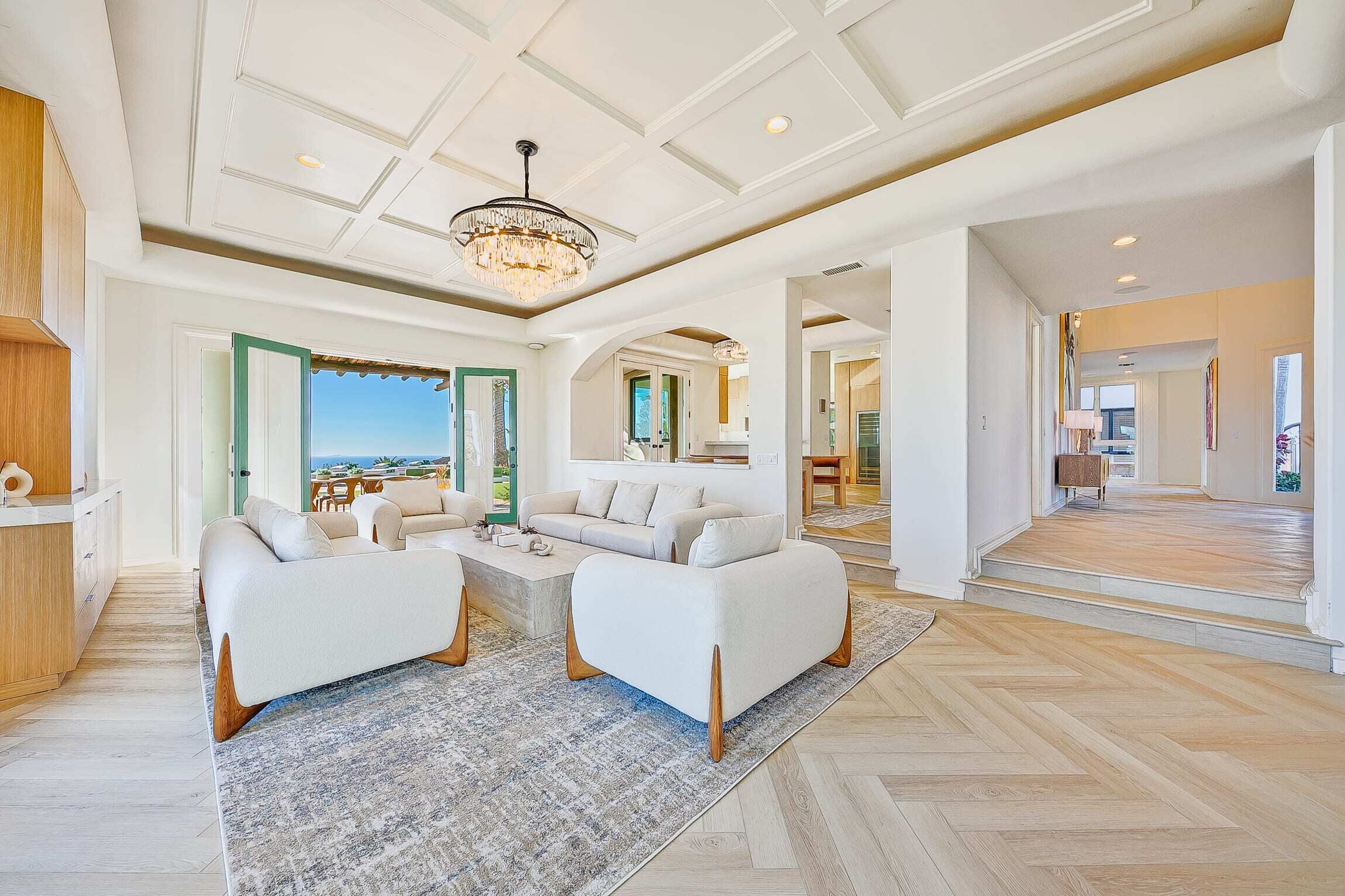 Télévision, cheminée, chaîne hi-fi, espaces bureaux