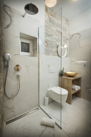Deluxe Studio, 1 King Bed, Non Smoking | Bathroom | Shower, free toiletries, hair dryer, heated floors