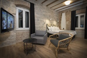 Deluxe Studio, 1 King Bed, Non Smoking | Desk, laptop workspace, travel crib, free WiFi - Emarconi history&luxury in Split center (Split)