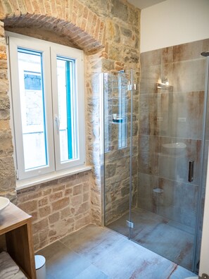Deluxe Studio, 1 King Bed, Non Smoking, Kitchenette | Bathroom