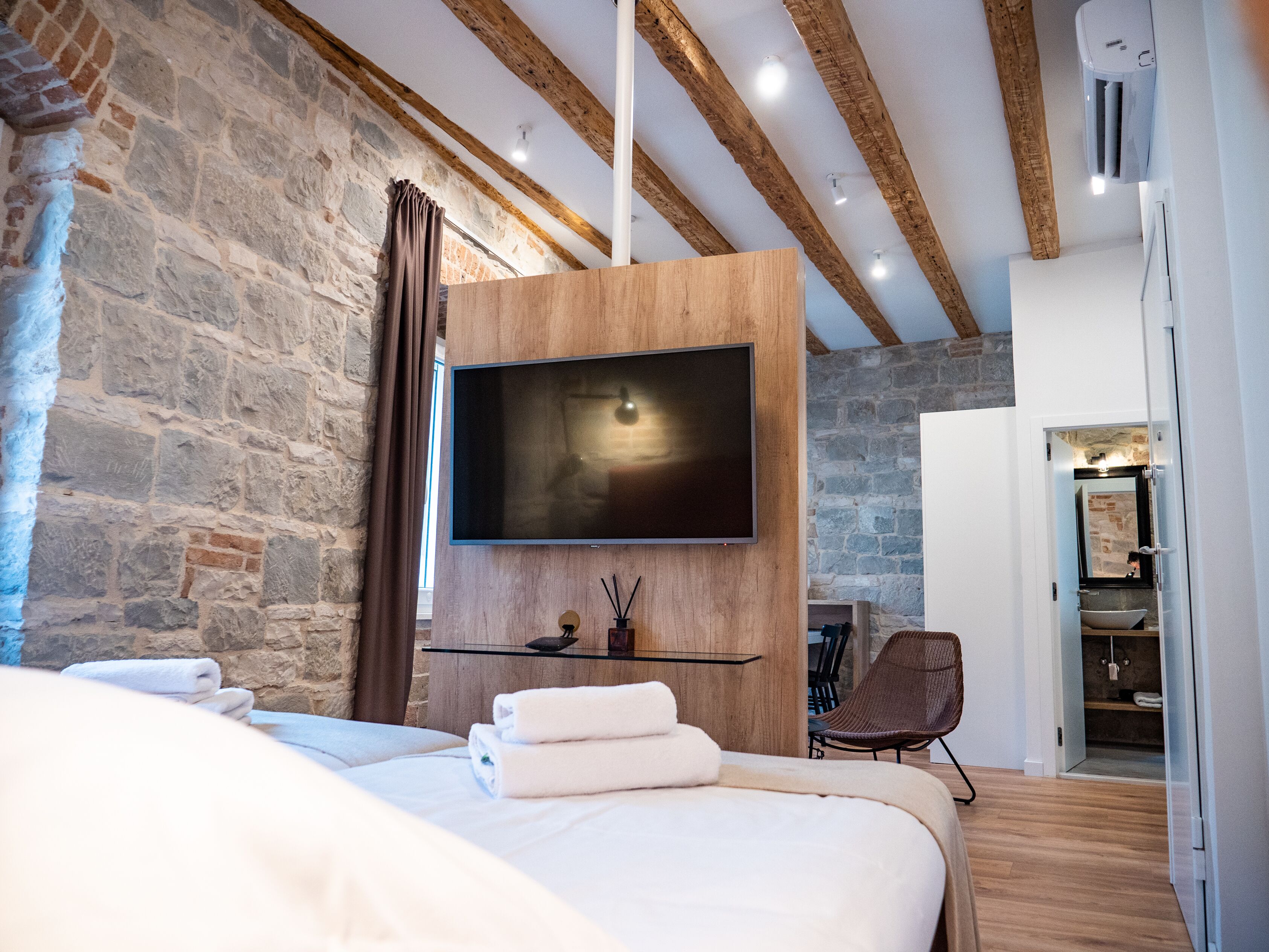 Escritorio, espacio para trabajar con laptop y cuna de viaje 