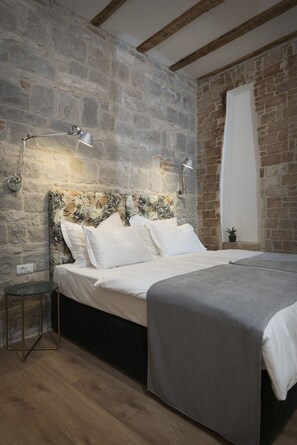 Deluxe Studio, 1 King Bed, Non Smoking