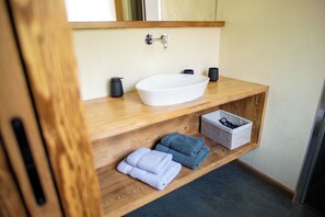 シャワー、ヘアドライヤー、タオル、トイレットペーパー