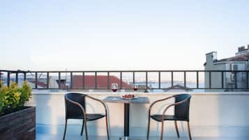 Premium Suite - Terrace With Sea View | Wohnbereich | 39-Zoll-Flachbildfernseher mit Kabelempfang