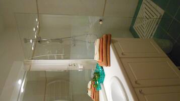 Douche, sĂšche-cheveux, serviettes fournies, savon