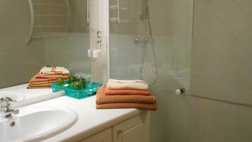 Douche, sĂšche-cheveux, serviettes fournies, savon