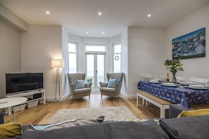 Apartment (2 Bedrooms) | Wohnbereich | Plasmafernseher