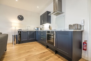Appartamento (2 Bedrooms) | Cucina privata | Frigorifero, microonde, forno, piano cottura