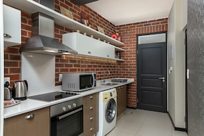 Classic Apartment | Private kitchen | Full-size fridge, microwave, oven, stovetop