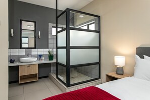 Classic Apartment | 1 bedroom, laptop workspace, iron/ironing board, free WiFi