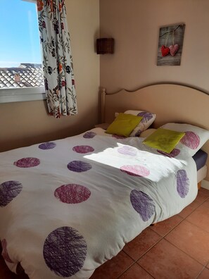 2 chambres, fer et planche à repasser, lit de bébé portatif