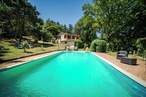 Una piscina al aire libre