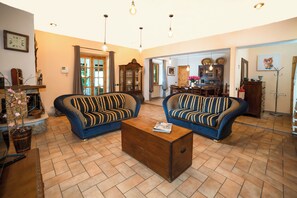 Televisión, chimenea, futbolito