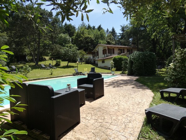 Una piscina al aire libre