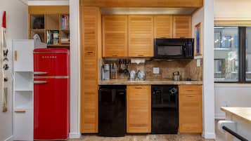 Refrigerador, microondas, lavavajillas, cafetera/tetera