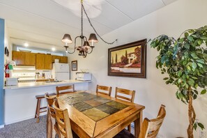 Dining - Pinnacle F10 Condo | Pool, Hot Tub | Golf Nearby (Killington)