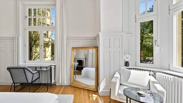 1 slaapkamer, een bureau, een strijkplank/strijkijzer, wifi